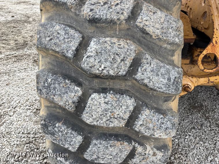 image for item FH7057 2000 John Deere 250C articulated haul truck