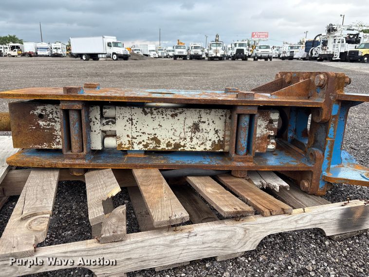 image for item FI0164 Excavator breaker
