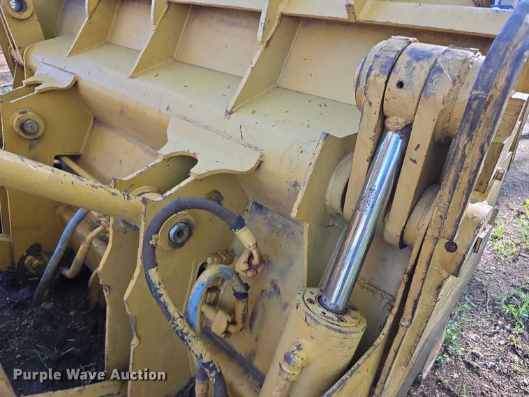 image for item FI0946 1972 Caterpillar 955L track loader