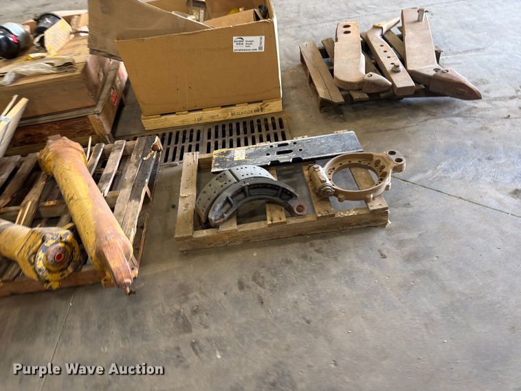 image for item FK0129 Caterpillar dozer parts