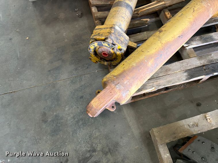 image for item FK0129 Caterpillar dozer parts