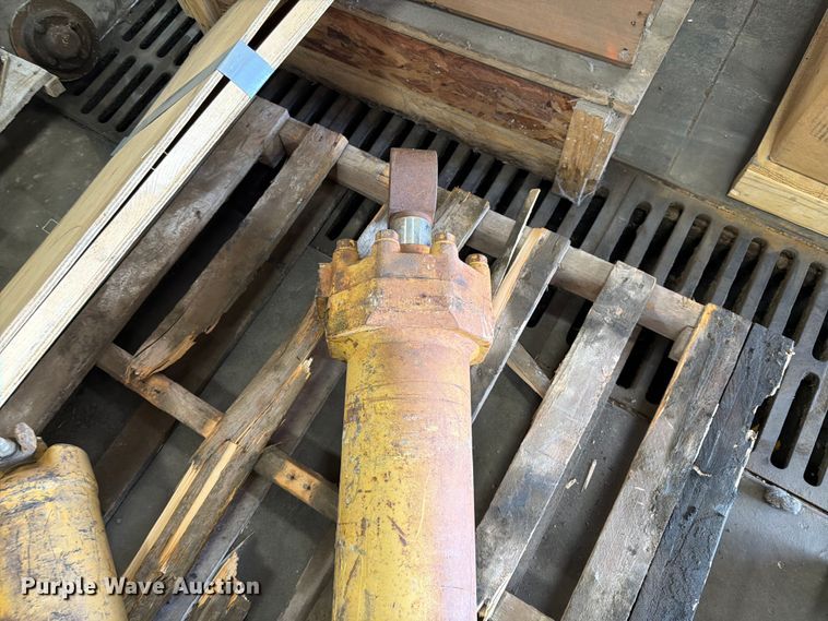 image for item FK0129 Caterpillar dozer parts