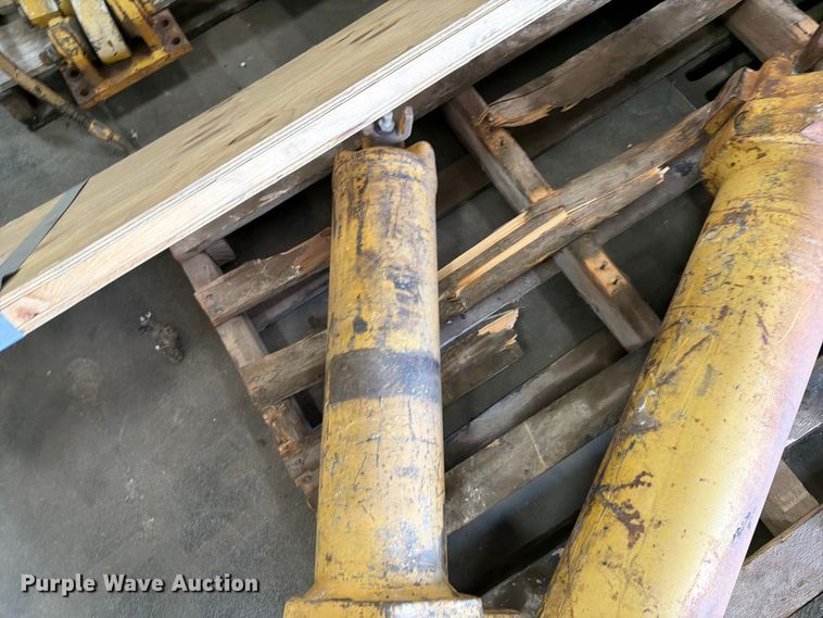 image for item FK0129 Caterpillar dozer parts