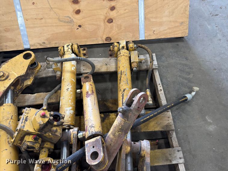 image for item FK0129 Caterpillar dozer parts
