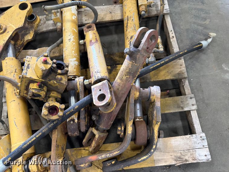image for item FK0129 Caterpillar dozer parts