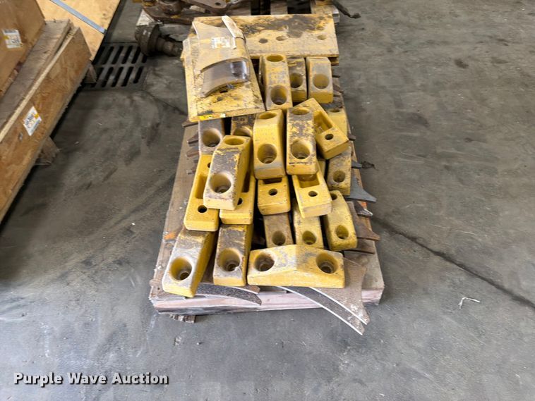 image for item FK0129 Caterpillar dozer parts