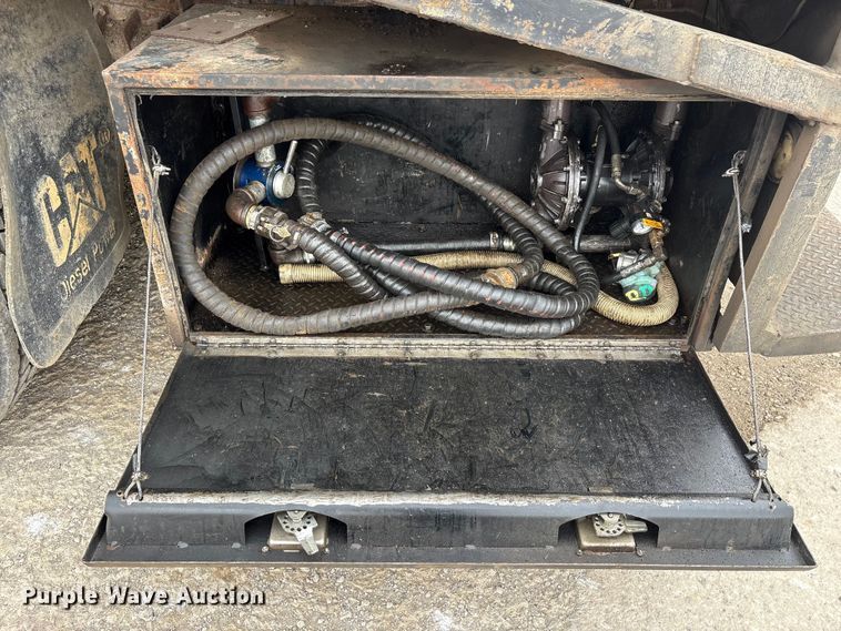 image for item FK1400 2000 International 4900 fuel / lube truck