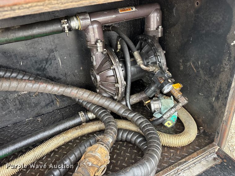 image for item FK1400 2000 International 4900 fuel / lube truck