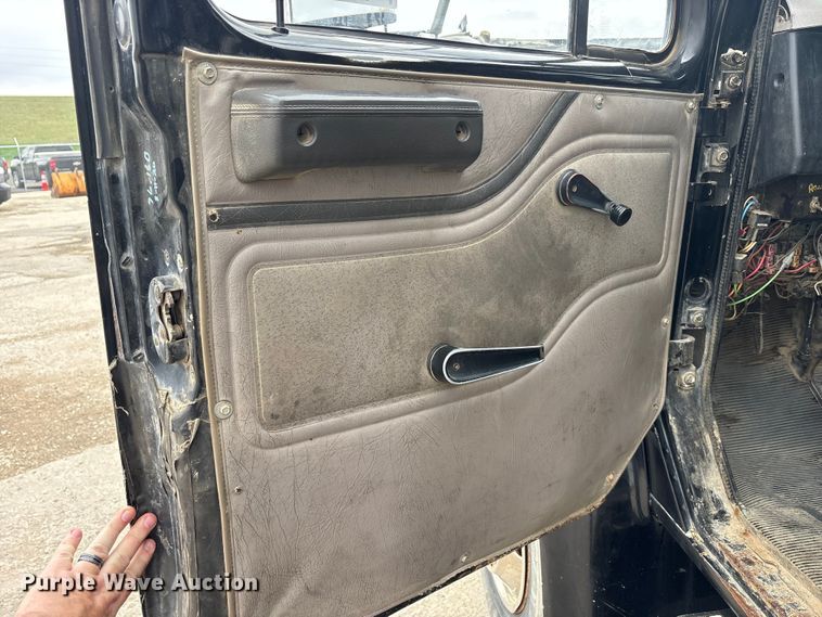 image for item FK1400 2000 International 4900 fuel / lube truck
