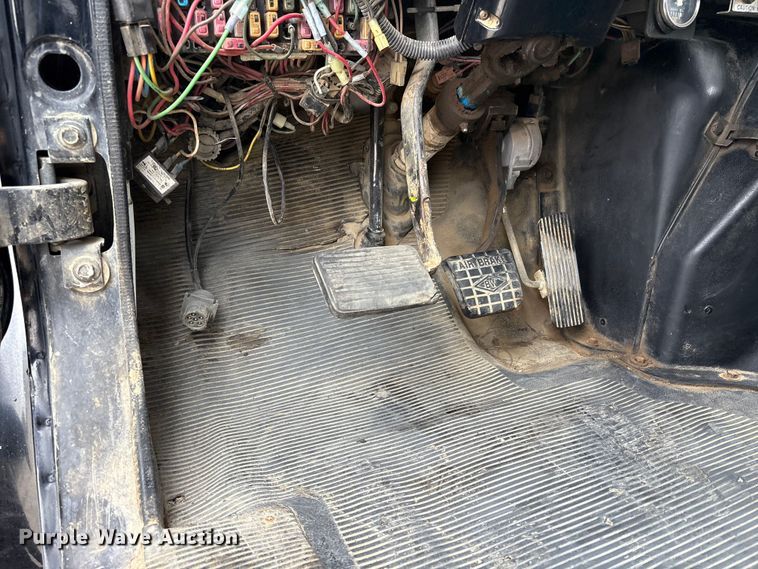 image for item FK1400 2000 International 4900 fuel / lube truck
