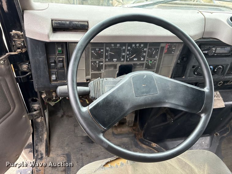 image for item FK1400 2000 International 4900 fuel / lube truck