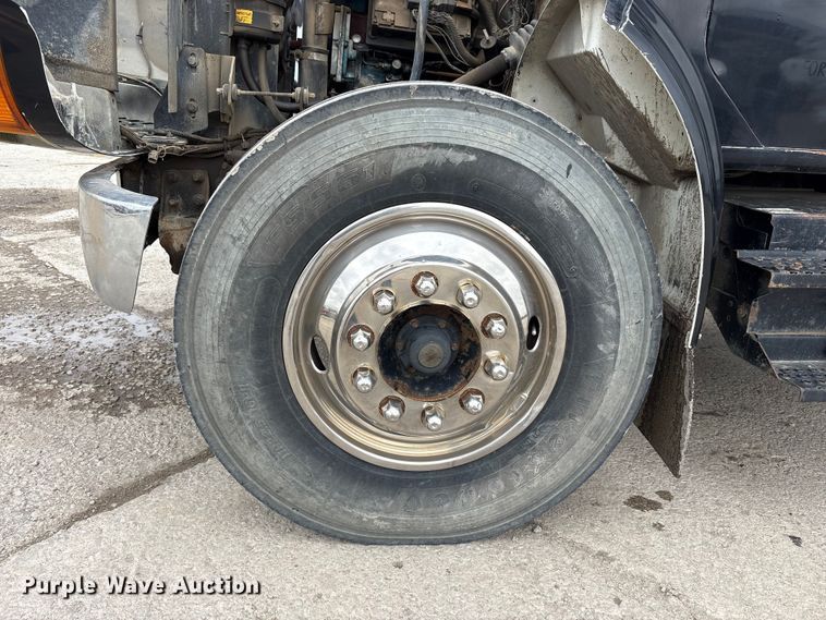 image for item FK1400 2000 International 4900 fuel / lube truck