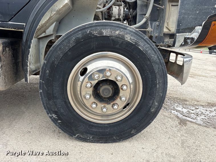 image for item FK1400 2000 International 4900 fuel / lube truck