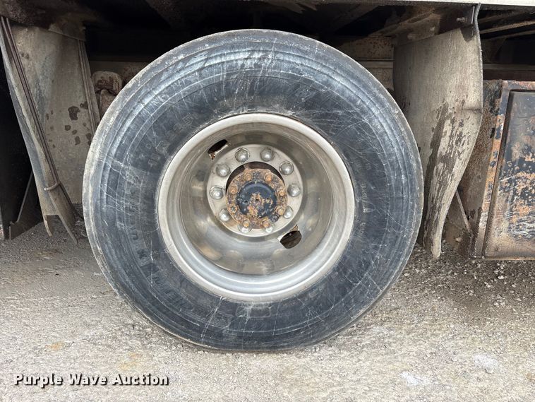 image for item FK1400 2000 International 4900 fuel / lube truck