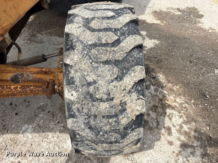 image for item FK1401 1993 Case 480F MFWD tractor