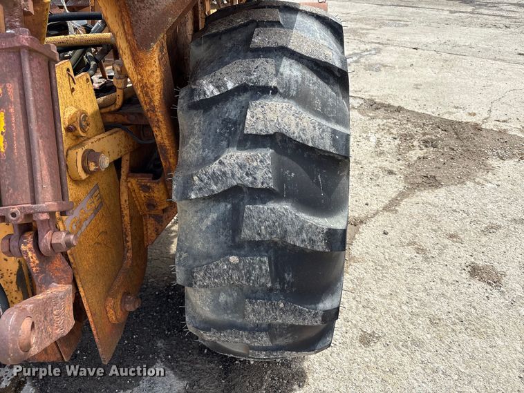 image for item FK1401 1993 Case 480F MFWD tractor