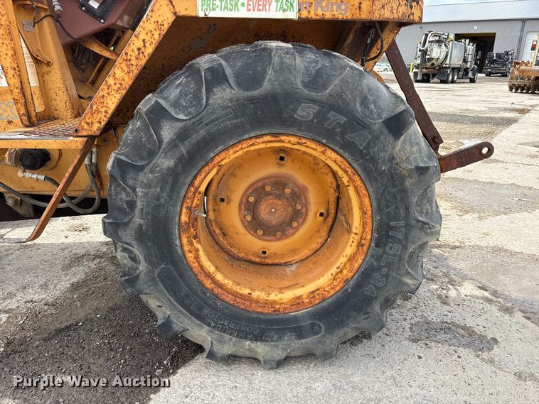 image for item FK1401 1993 Case 480F MFWD tractor