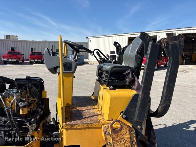 image for item FK1411 2008 Caterpillar CB24 double drum roller