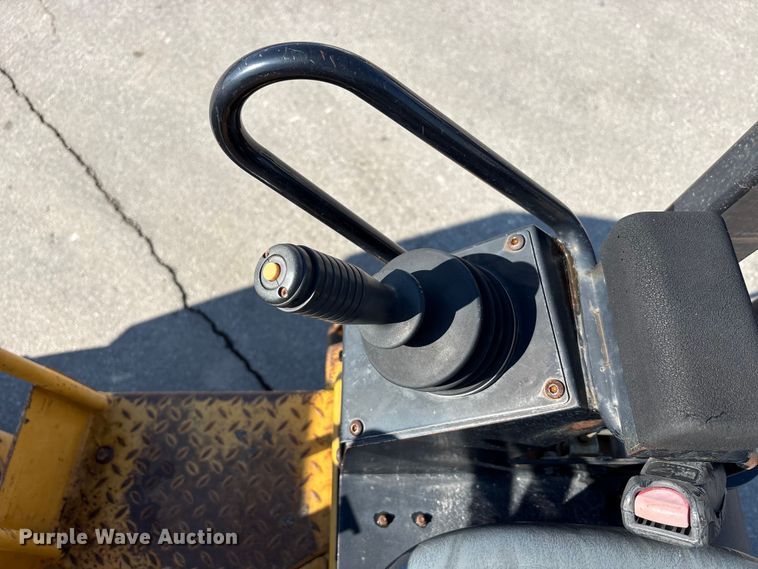 image for item FK1411 2008 Caterpillar CB24 double drum roller