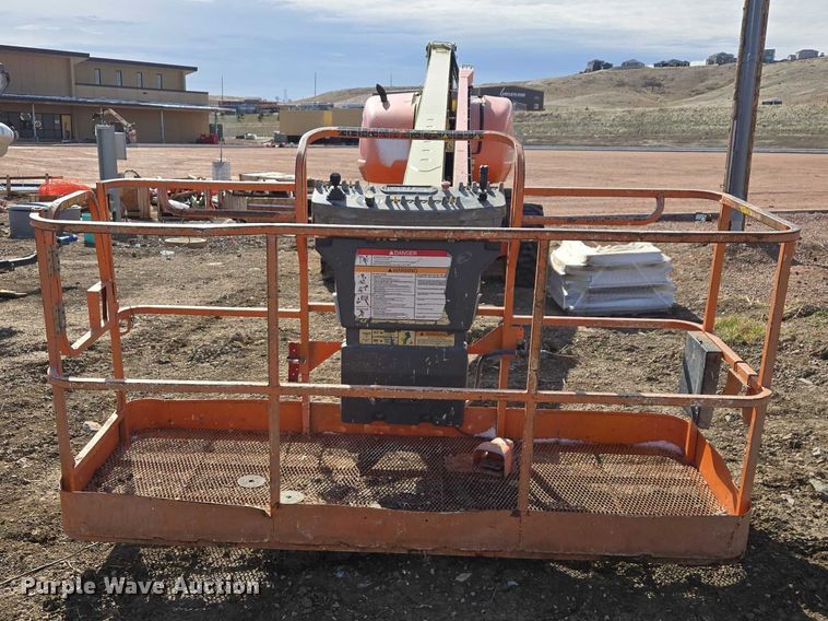 image for item FM7517 2005 JLG 800S boom lift