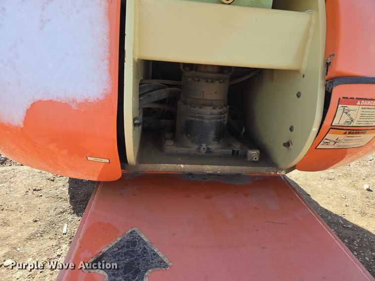 image for item FM7517 2005 JLG 800S boom lift