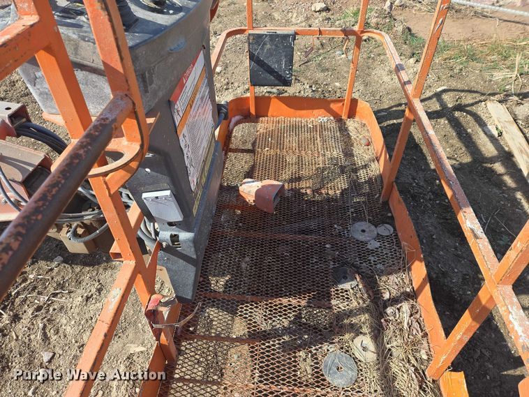 image for item FM7517 2005 JLG 800S boom lift