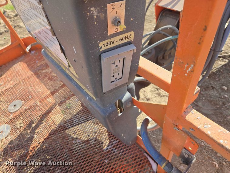 image for item FM7517 2005 JLG 800S boom lift