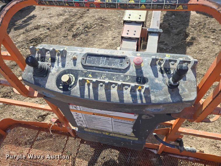 image for item FM7517 2005 JLG 800S boom lift