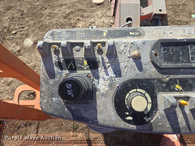 image for item FM7517 2005 JLG 800S boom lift