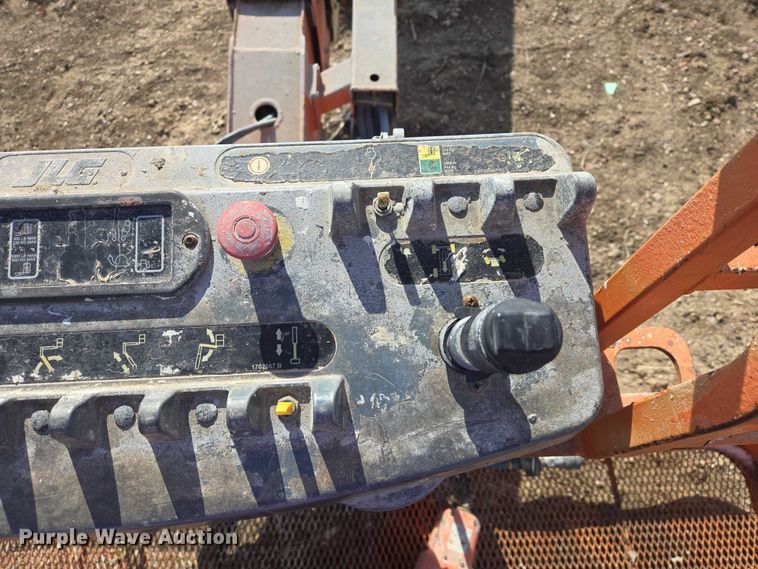 image for item FM7517 2005 JLG 800S boom lift