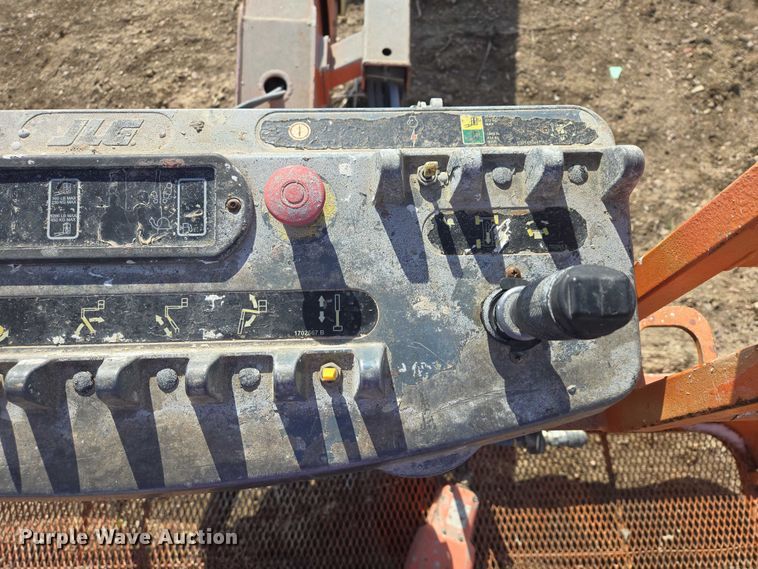 image for item FM7517 2005 JLG 800S boom lift