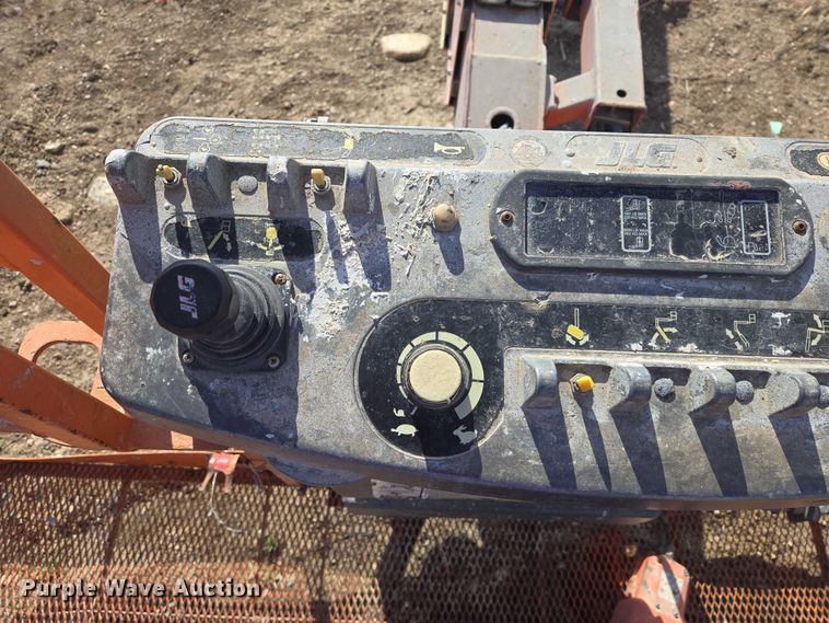 image for item FM7517 2005 JLG 800S boom lift