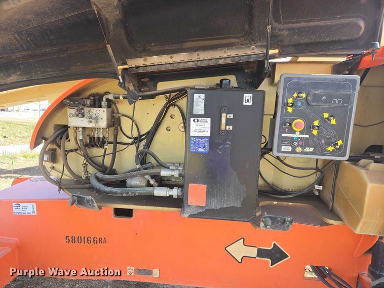 image for item FM7517 2005 JLG 800S boom lift