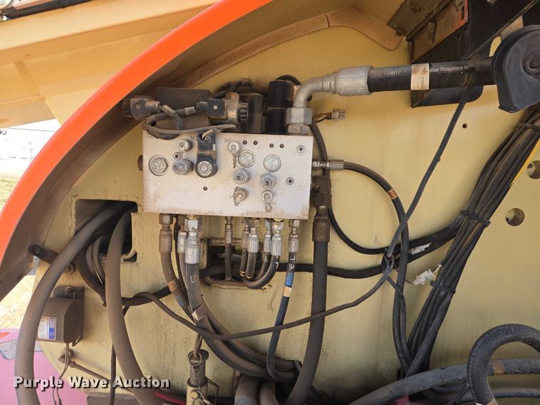 image for item FM7517 2005 JLG 800S boom lift