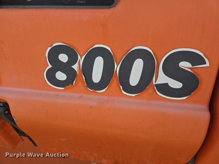 image for item FM7517 2005 JLG 800S boom lift