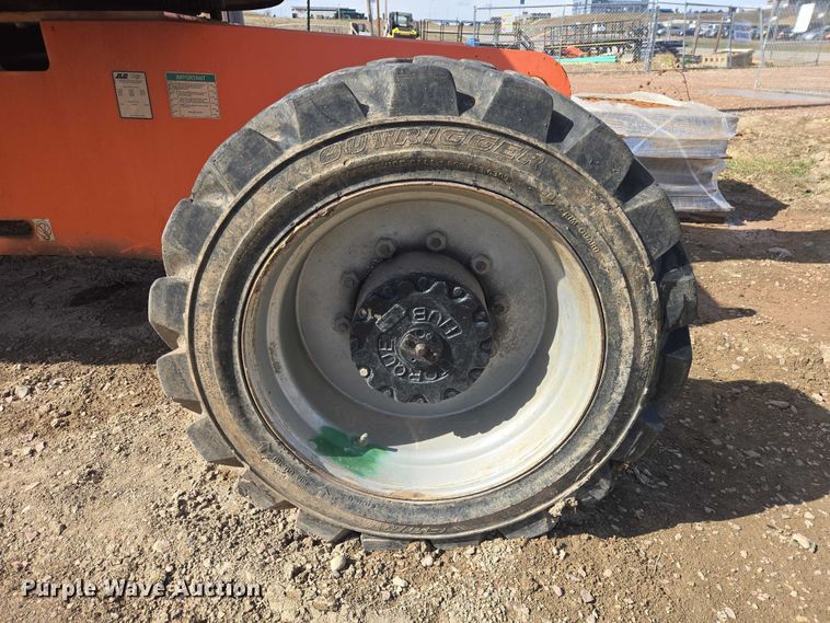 image for item FM7517 2005 JLG 800S boom lift