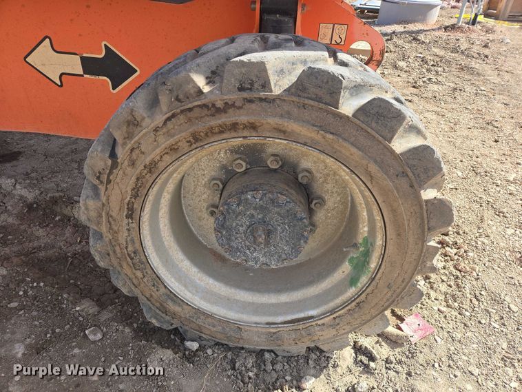 image for item FM7517 2005 JLG 800S boom lift