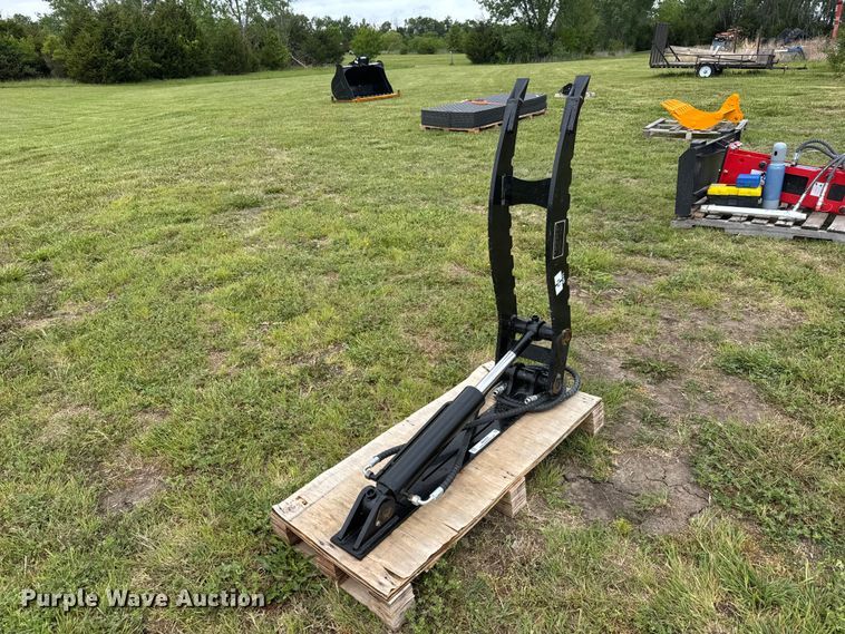 image for item MX9232 2025 GIYI 7T Hydraulic Thumb Clamp  mini excavator attachment