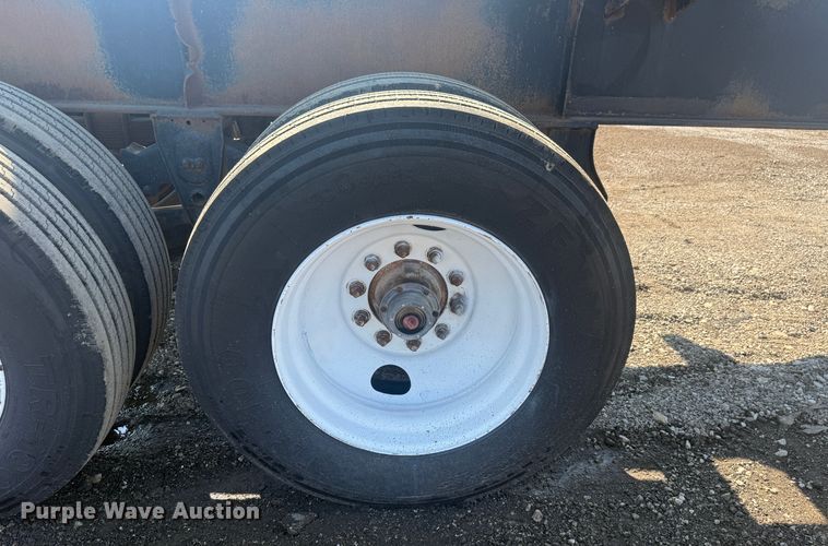 image for item NU9788 1999 Nabors Trailer Inc. log trailer