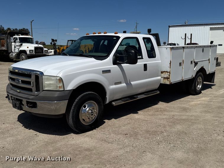 image for item OE9554 2005 Ford F350 Super Duty XL Ext. Cab utility bed pickup truck