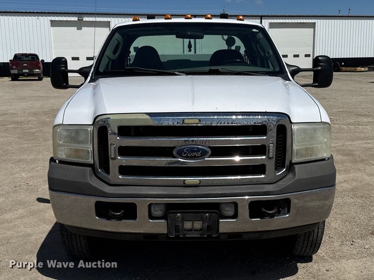 image for item OE9554 2005 Ford F350 Super Duty XL Ext. Cab utility bed pickup truck