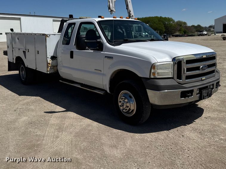 image for item OE9554 2005 Ford F350 Super Duty XL Ext. Cab utility bed pickup truck
