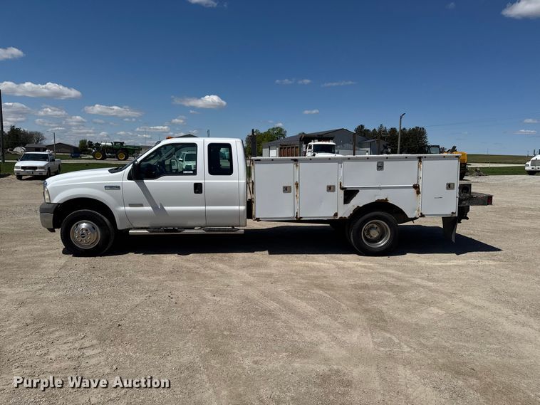 image for item OE9554 2005 Ford F350 Super Duty XL Ext. Cab utility bed pickup truck