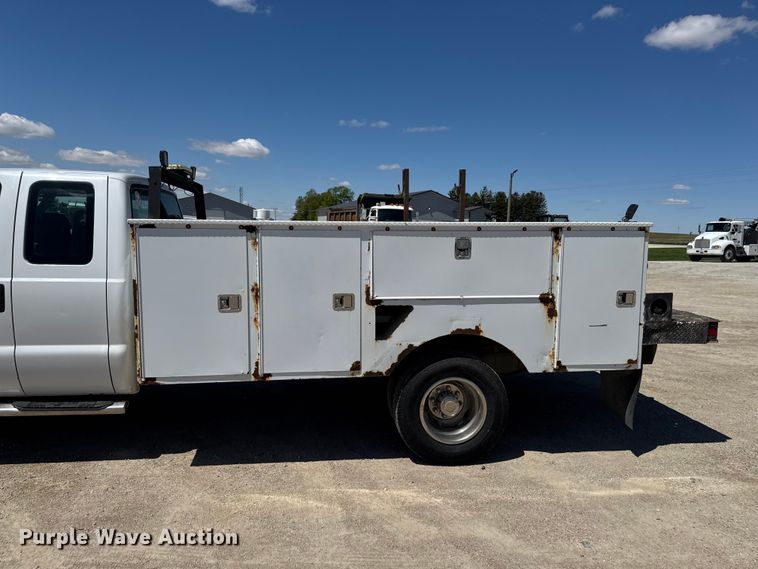 image for item OE9554 2005 Ford F350 Super Duty XL Ext. Cab utility bed pickup truck
