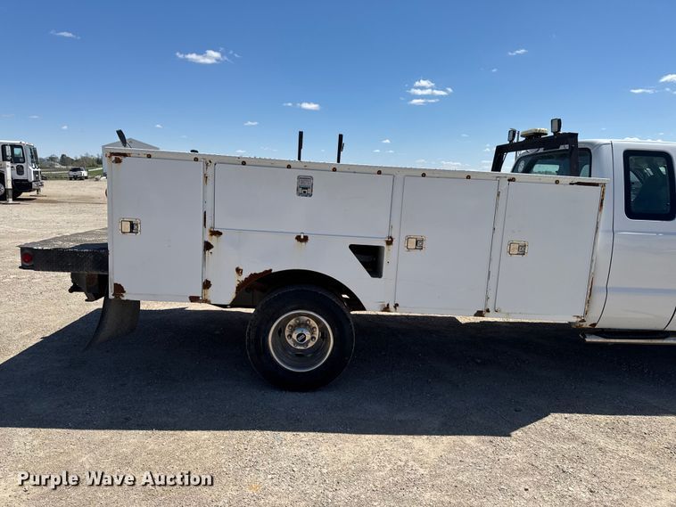 image for item OE9554 2005 Ford F350 Super Duty XL Ext. Cab utility bed pickup truck