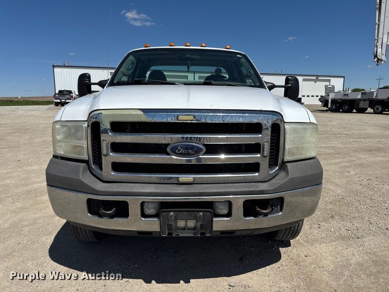 image for item OE9554 2005 Ford F350 Super Duty XL Ext. Cab utility bed pickup truck