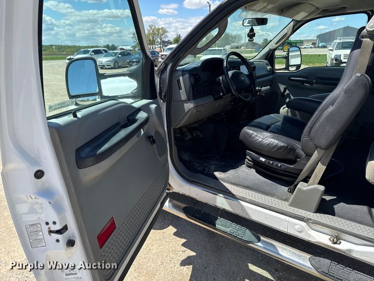 image for item OE9554 2005 Ford F350 Super Duty XL Ext. Cab utility bed pickup truck