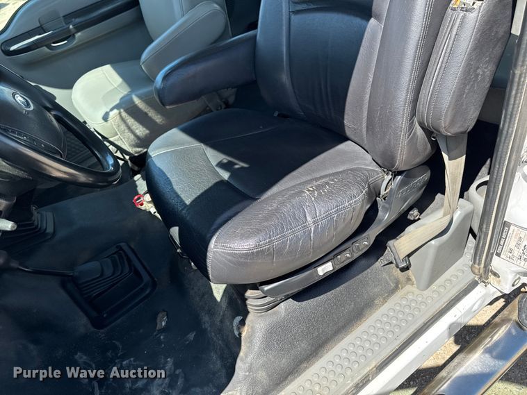 image for item OE9554 2005 Ford F350 Super Duty XL Ext. Cab utility bed pickup truck