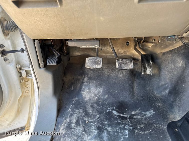 image for item OE9554 2005 Ford F350 Super Duty XL Ext. Cab utility bed pickup truck