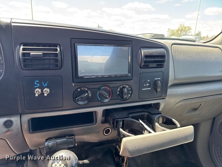 image for item OE9554 2005 Ford F350 Super Duty XL Ext. Cab utility bed pickup truck